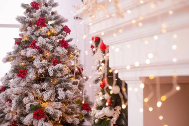 Noel süslemeleri ve ağaç