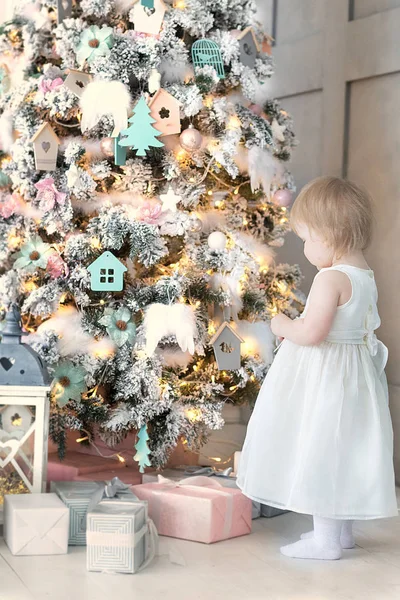 Menina Decorando Árvore Natal — Fotografia de Stock