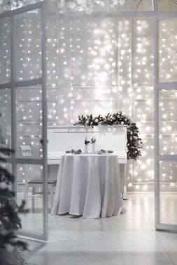 Odada noel ağacı ve romantik noel yemeği