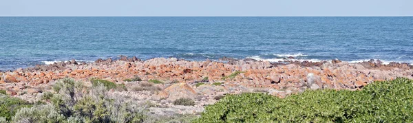 海浪轻轻地滚动到岸边的维多利亚港 — 图库照片