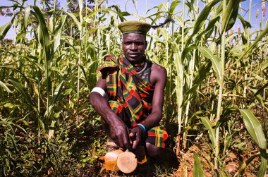 Uganda'nın kuzeyinde Karamojong Savaşçısı