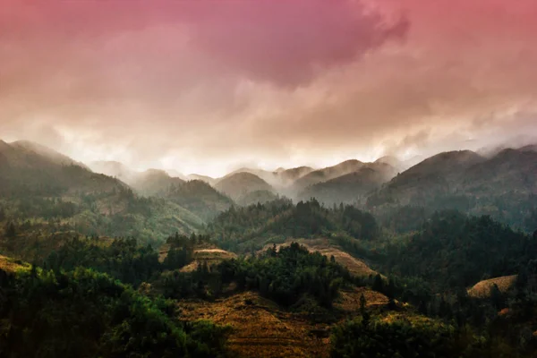 Çin 'deki Wolken Ueber den Reisfeldern