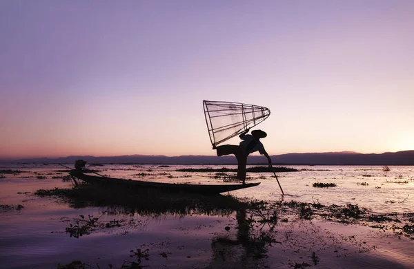 Inle Gölü 'ndeki balıkçı.