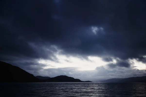 Dunkle Wolken ueber Schottland