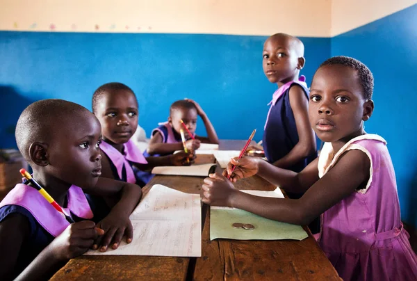 Schulkinder Uganda Afrika Royaltyfrie stock-billeder