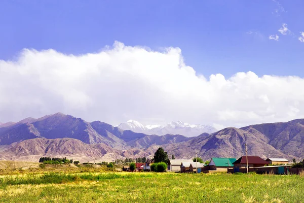 Das Dorf Bokonbayevo Kyrgyzstánu — Stock fotografie