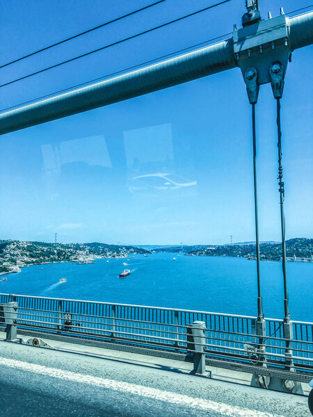 Природный берег и скалы
