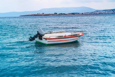 gündüz denizde yüzen tekne