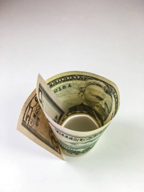 beyaz zemin üzerine Doları banknot 
