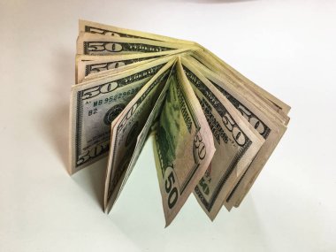 Beyaz arkaplanda dolar banknotları 