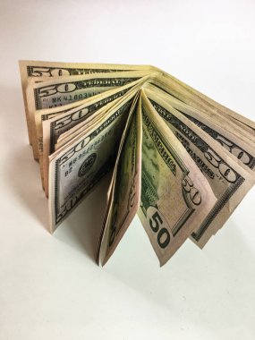 Beyaz arkaplanda dolar banknotları 