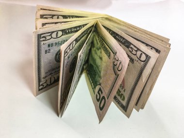 Beyaz arkaplanda dolar banknotları 