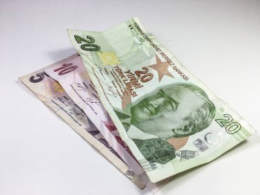 Beyaz arka plan üzerinde Türk Lirası banknotların, yakın çekim