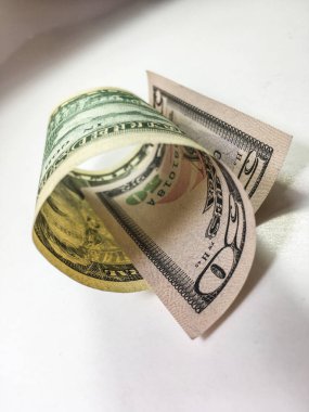 beyaz zemin üzerine Doları banknot 