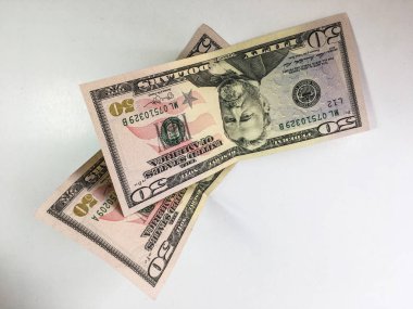 Beyaz arkaplanda dolar banknotları 