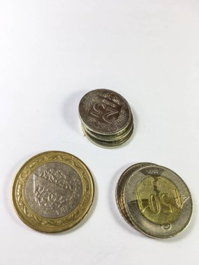 Türk Lirası beyaz arka plan üzerinde yalan sikkeleri