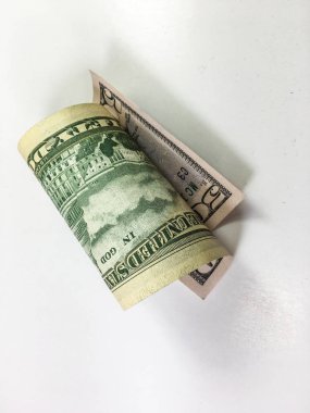 beyaz zemin üzerine Doları banknot 