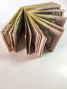 Beyaz arkaplanda dolar banknotları 