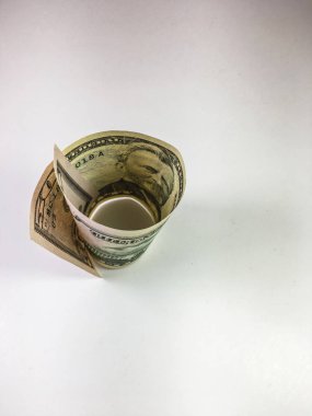 beyaz zemin üzerine Doları banknot 