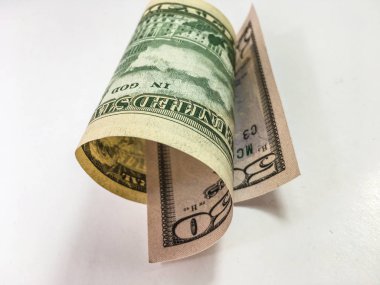 beyaz zemin üzerine Doları banknot 