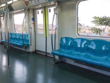 Metro tren vagonu içinde 