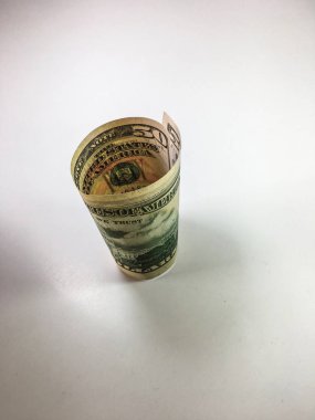 beyaz zemin üzerine Doları banknot 