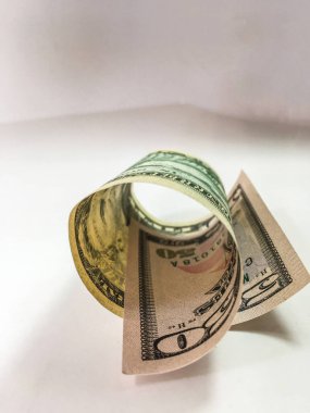 beyaz zemin üzerine Doları banknot 