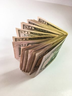 Beyaz arkaplanda dolar banknotları 