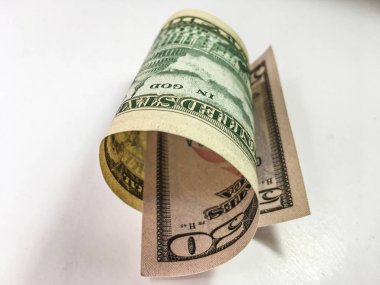 beyaz zemin üzerine Doları banknot 