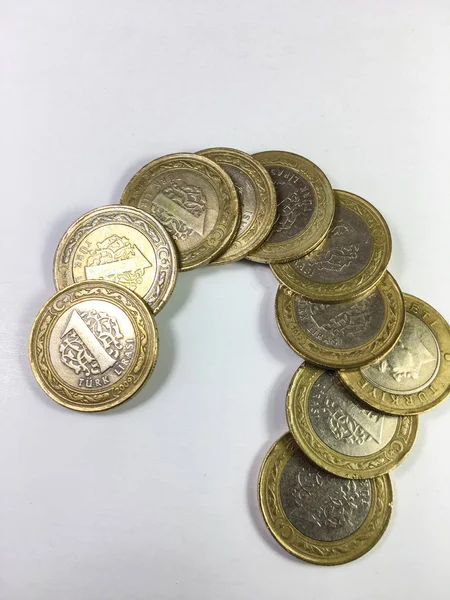 Монеты Турецкой Лиры Лежат Белом Фоне — стоковое фото