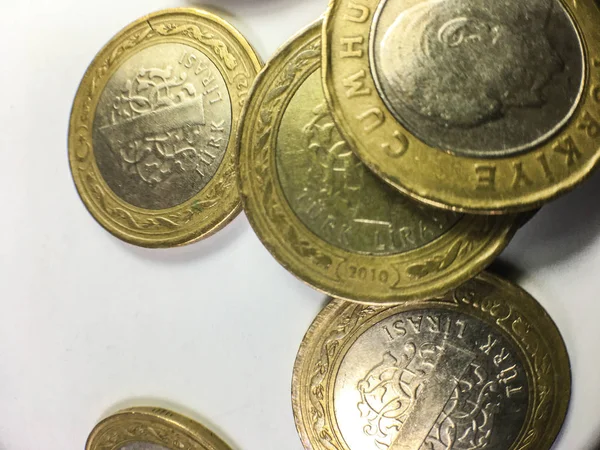 土耳其里拉的硬币躺在白色背景 — 图库照片