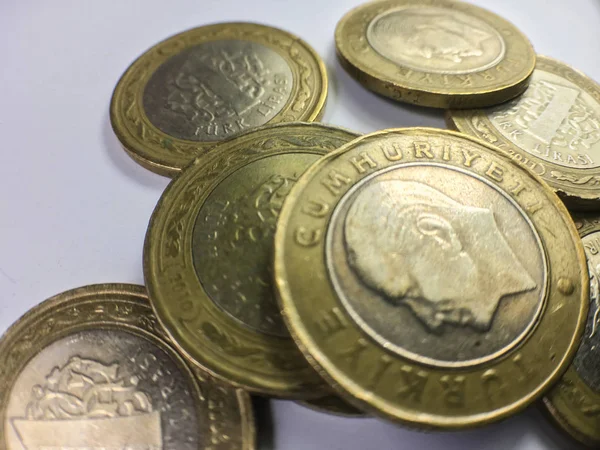 Monete Lira Turca Distese Sfondo Bianco — Foto Stock