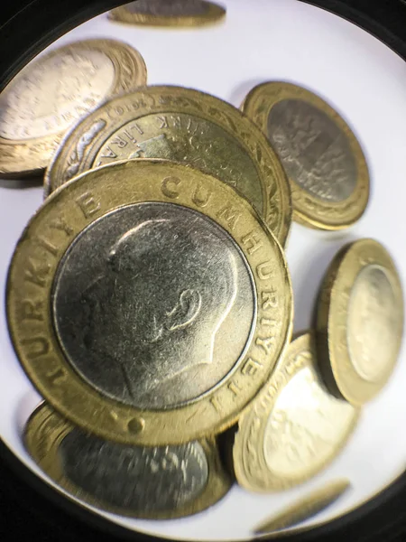 Monety Lira Turecka Leżącego Białym Tle — Zdjęcie stockowe