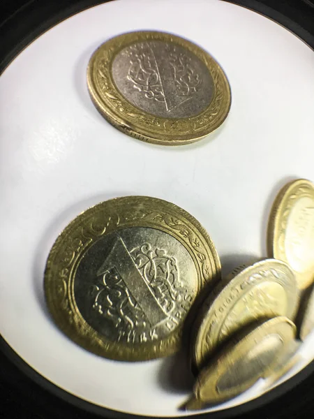 Monedas Lira Turca Acostado Sobre Fondo Blanco —  Fotos de Stock