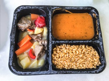 Öğle Yemeği paket yemek. Türk Gıda arka plan birimi izole