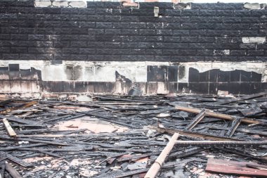 hiçbir çatı arka plan birimi yanmış house, izole