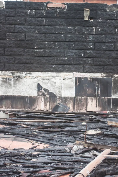 Hiçbir Çatı Arka Plan Birimi Yanmış House Izole — Stok fotoğraf