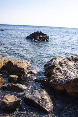 deniz ve kayalar arka plan izole etmek