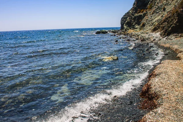 Meer Und Felsen Isolieren Hintergrund — Stockfoto