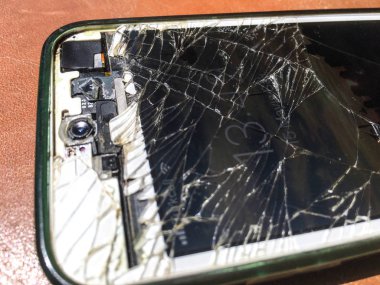 kırık cep telefonu arka plan izole