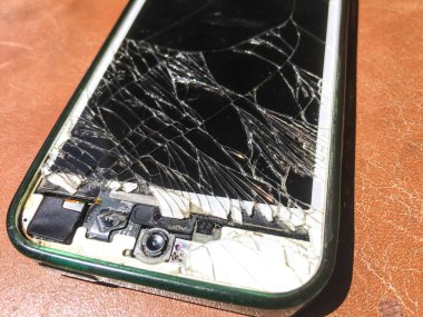 kırık cep telefonu arka plan izole