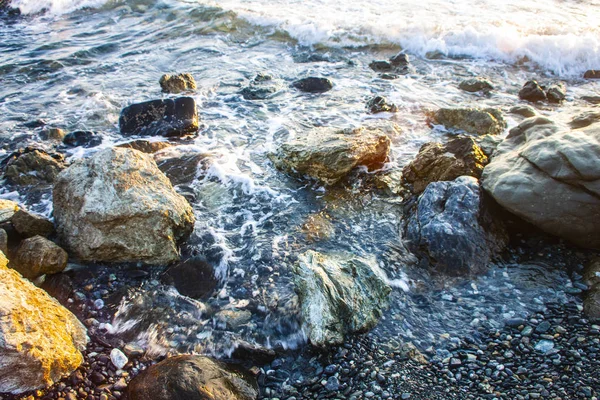 Meer Und Felsen Isolieren Hintergrund — Stockfoto