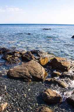 deniz ve kayalar arka plan izole etmek