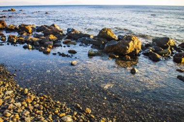 deniz ve kayalar arka plan izole etmek