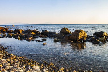 deniz ve kayalar arka plan izole etmek