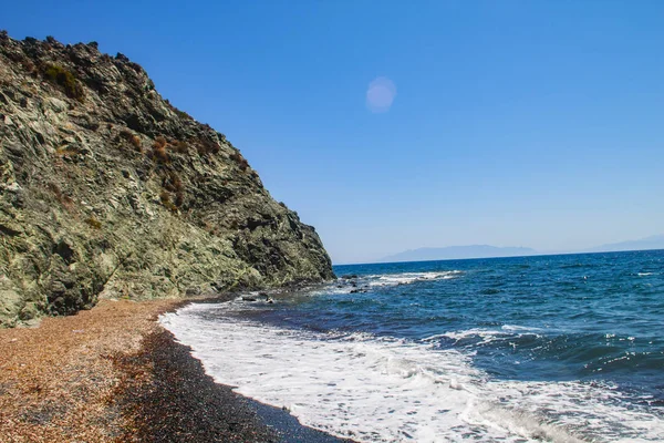 Meer Und Felsen Isolieren Hintergrund — Stockfoto