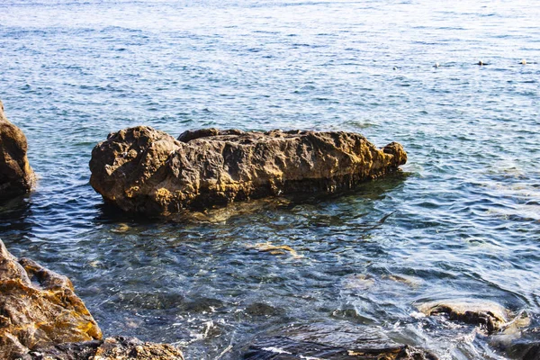 deniz ve kayalar arka plan izole etmek