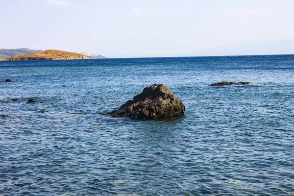 Meer Und Felsen Isolieren Hintergrund — Stockfoto