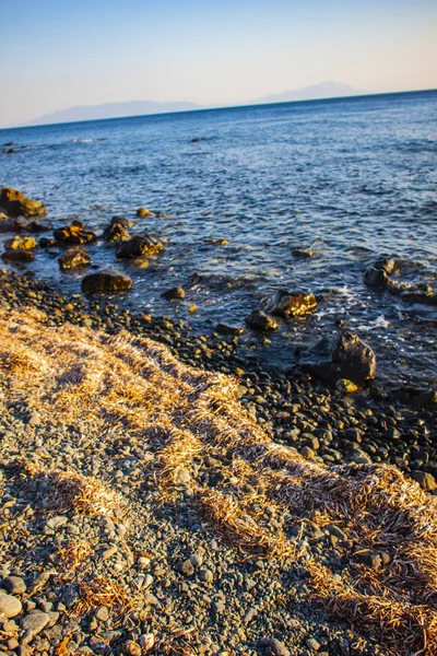 Meer Und Felsen Isolieren Hintergrund — Stockfoto