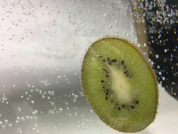 Close Fundo Isolado Kiwi — Fotografia de Stock